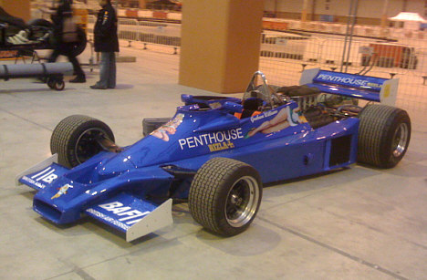 Hesketh havde i 1975 vundet sit første Formel 1 Grand Prix med den senere verdensmester James Hunt, og to år senere var man klar med en ny model. Bilen, der deltager i Mindeparken, blev i sin tid kørt af Rupert Keegan og var i tiden mest kendt for sin dekoration med en pinup fra mandebladet Penthouse, der var sponsor for teamet.